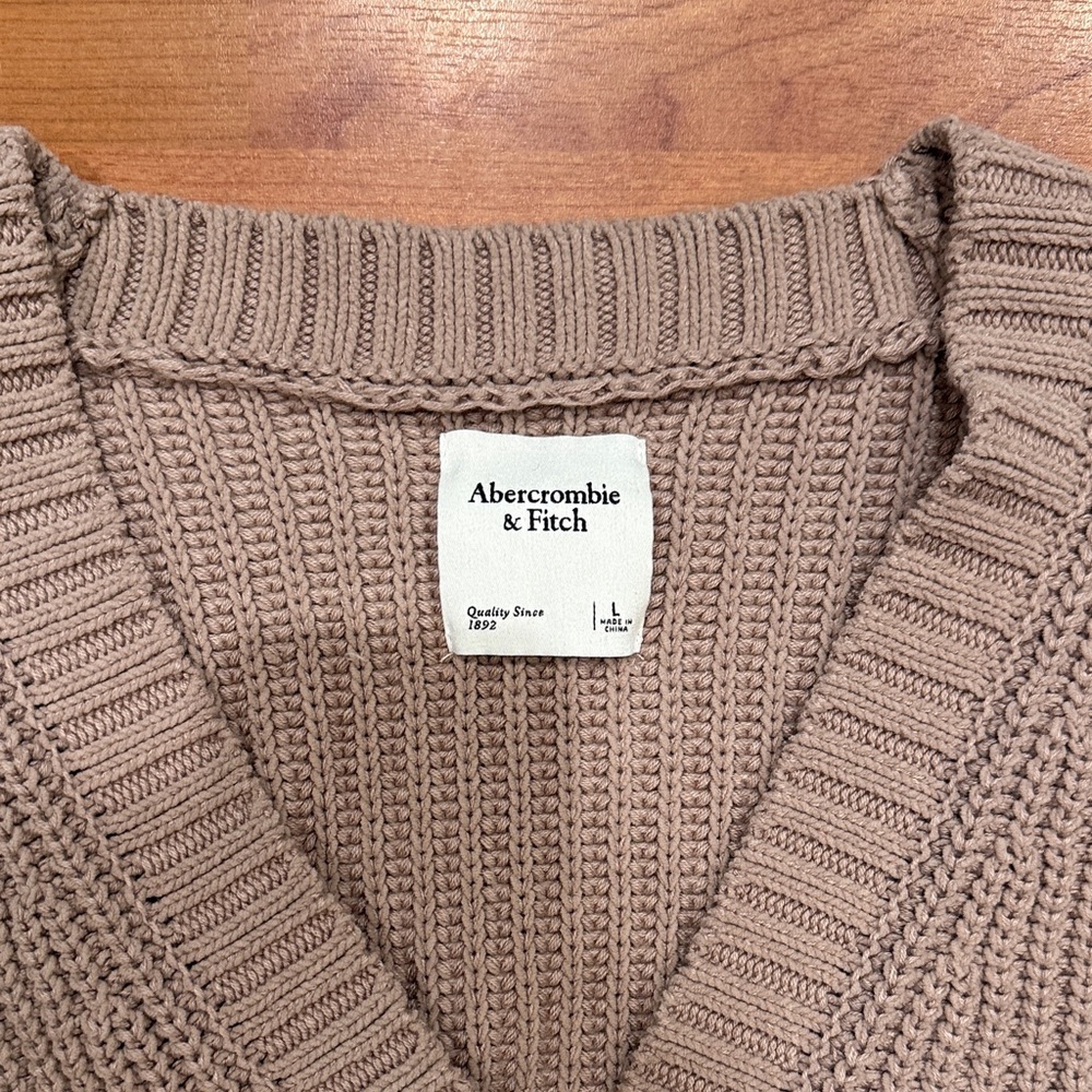 Abercrombie & Fitch Cameron Taupe Cropped Chunky V-Neck Cardigan - Picture 2 of 8
